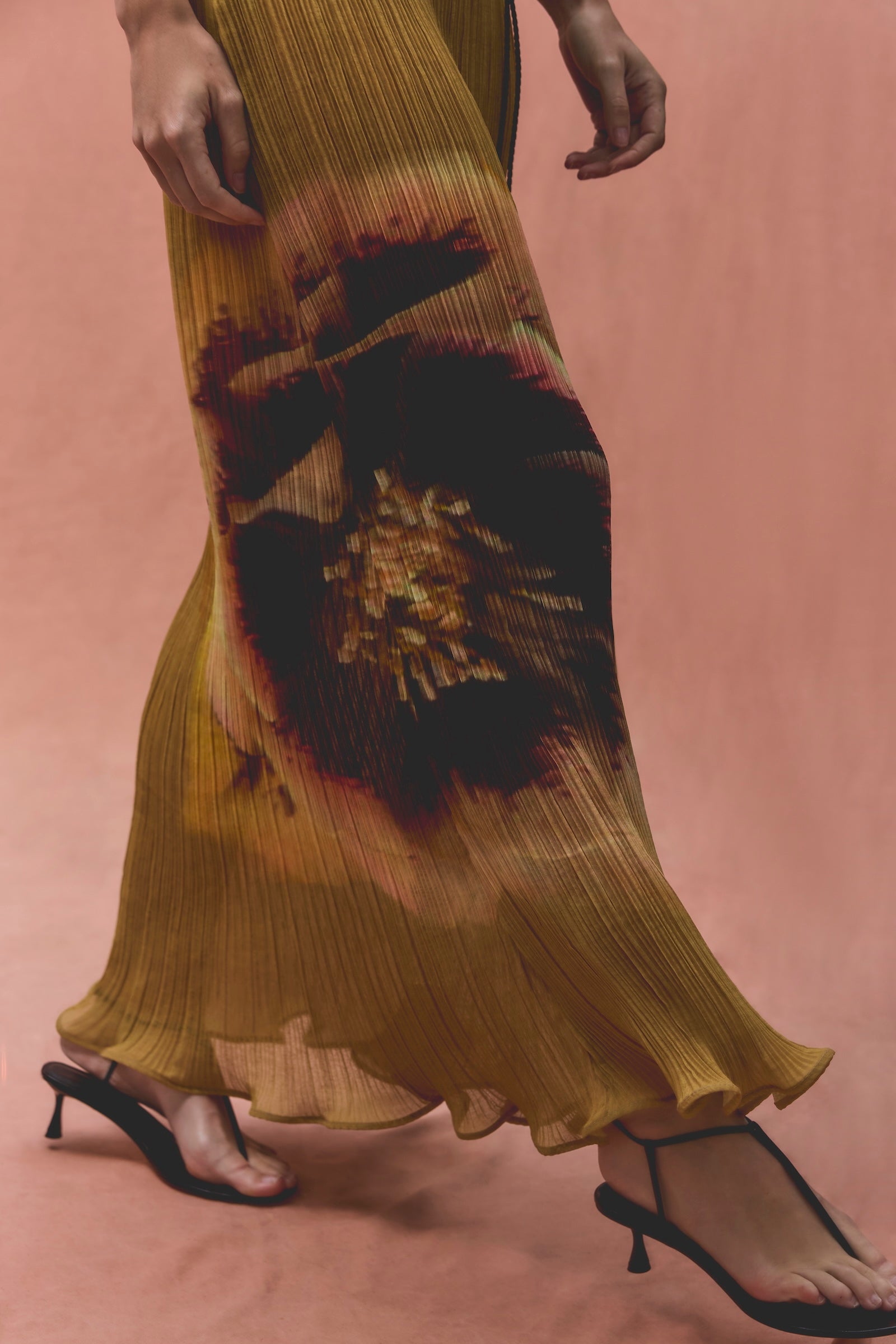 LIGHT SPEED SLEEVELESS PLEATED MIDI