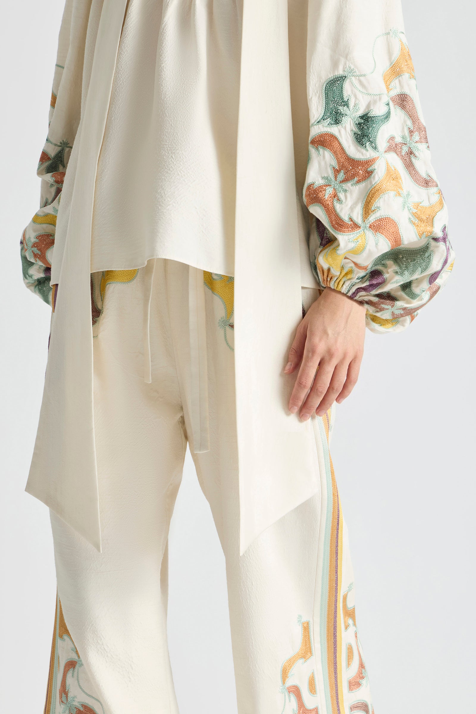 FRAMED HIGH NECK TIE BILLOW BLOUSE