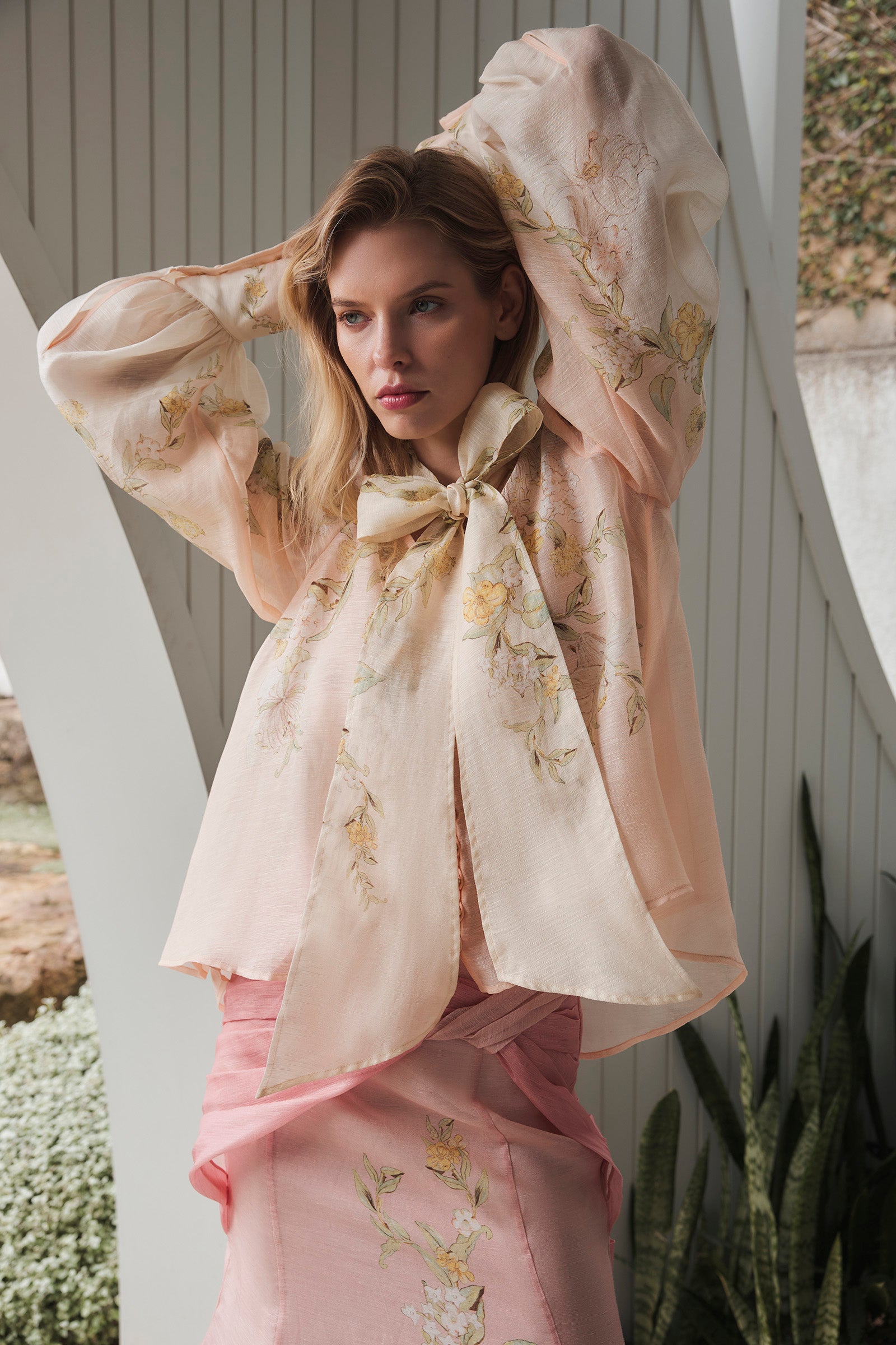VOILA NECK TIE BILLOW BLOUSE