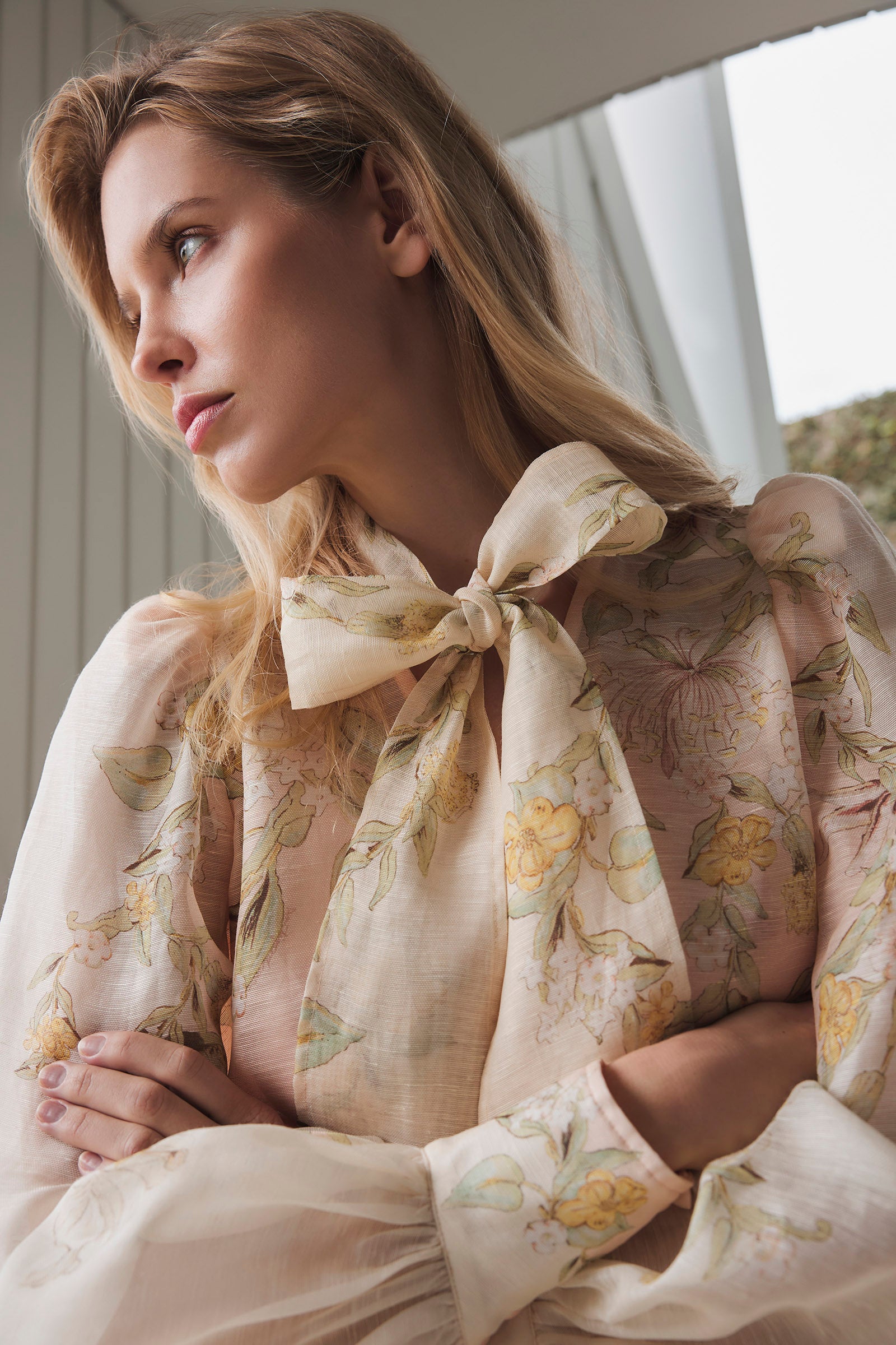 VOILA NECK TIE BILLOW BLOUSE